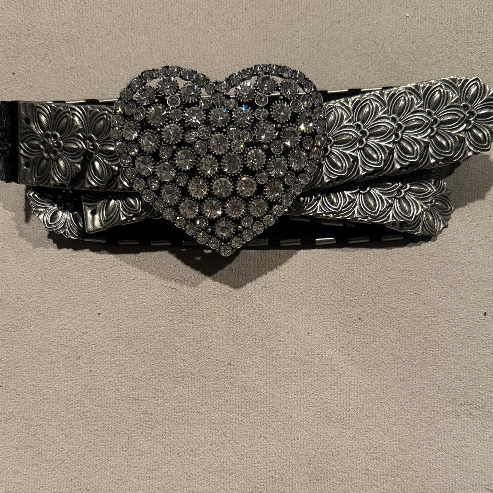 Chic Heart Buckle Belt in Black and Silver